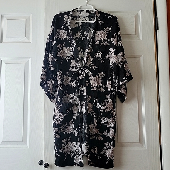 Spiritual gangster one size black floral kimono wrap top - Picture 2 of 9